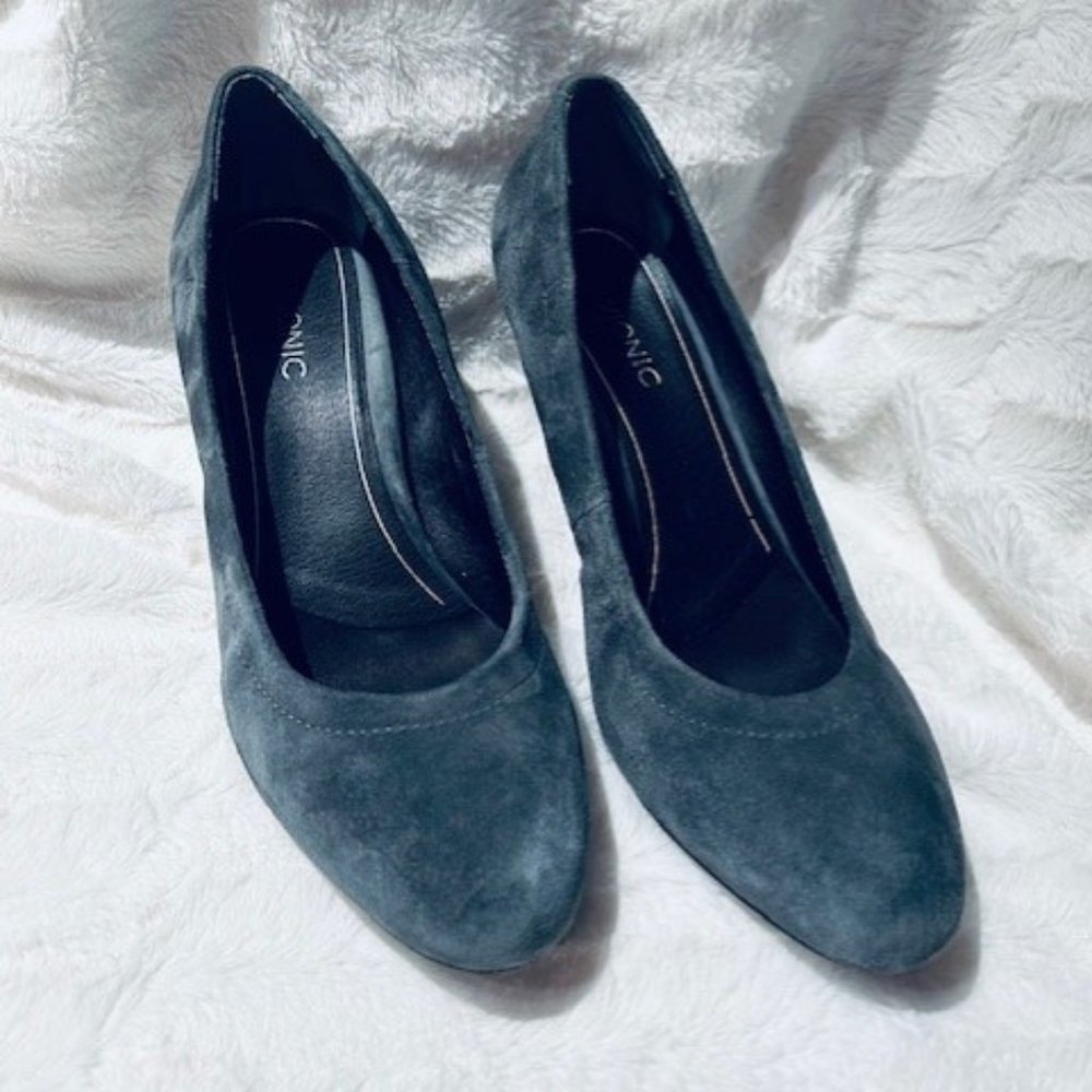 Vionic Lux Camden Gray Suede Wedge. Size 9.5M Good Condition, light wear,